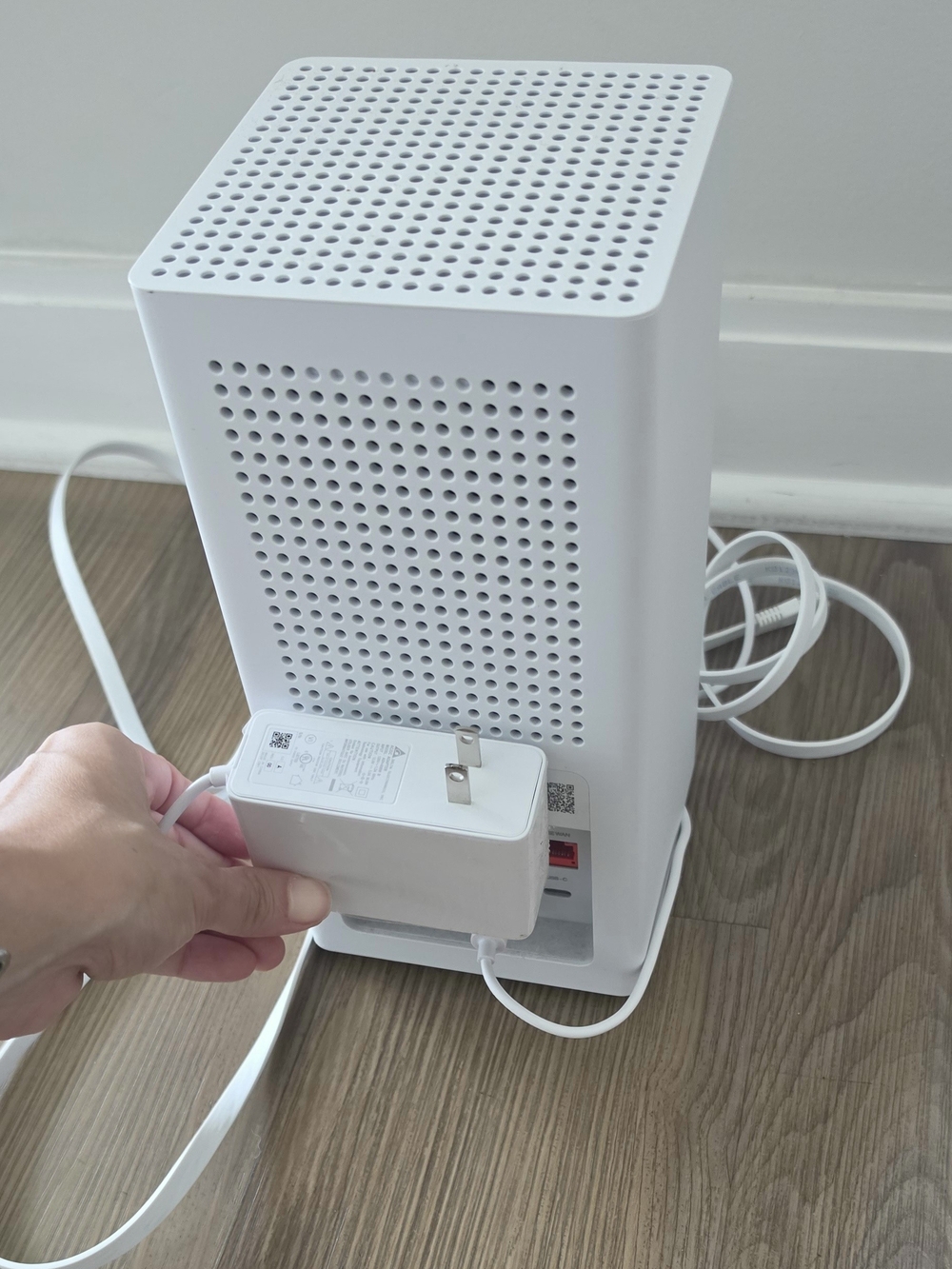White Wireless Router with Compact Tower Design - Picture 3 of 4